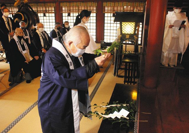 犠牲者の安寧を祈り、玉串をささげる参列者ら＝熱海市の伊豆山神社で
