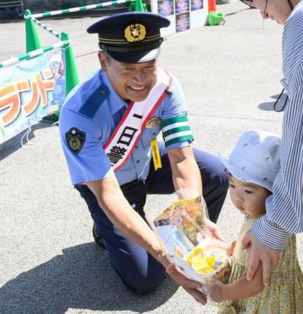 競輪界のレジェンドが一日署長 神山氏「ヘルメットで頭守って