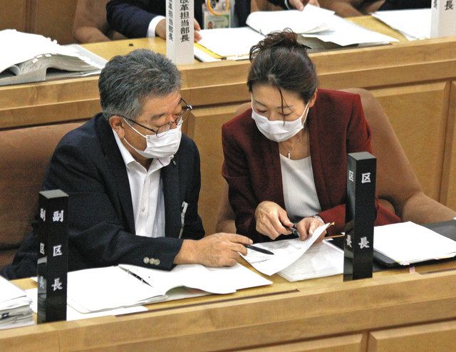 議会中に答弁の打ち合わせをする岸本聡子区長（右）
