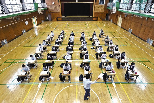 間隔を空けて机を並べた体育館でホームルームに臨む＝いずれも１日、東京都葛飾区の立石中学校で
