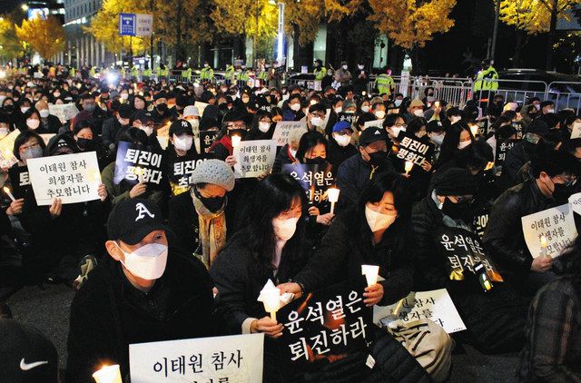 ５日夜、ソウル中心部で、雑踏事故の犠牲者を追悼するろうそく集会に詰めかけた市民
