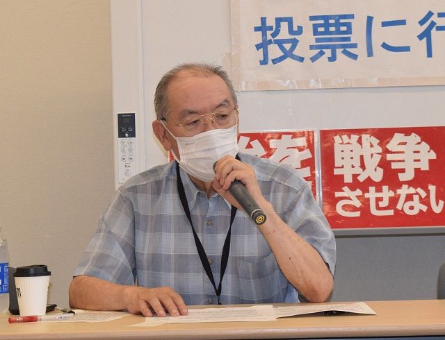講演で改憲反対を訴える高田健さん＝東京・永田町の参議院議員会館で