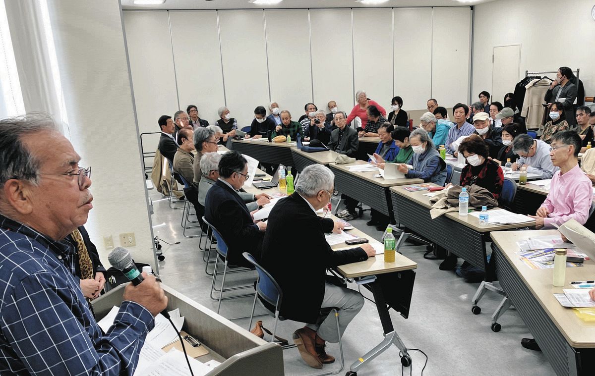 木村さん（左）の呼びかけで集まった研究者たちを前に、アイヌ民族らから率直な意見が飛び交った初めての対話集会＝札幌市内で