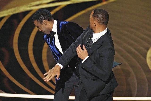 27日のアカデミー賞発表・授賞式で、クリス・ロックさん（左）を平手打ちするウィル・スミスさん＝AP