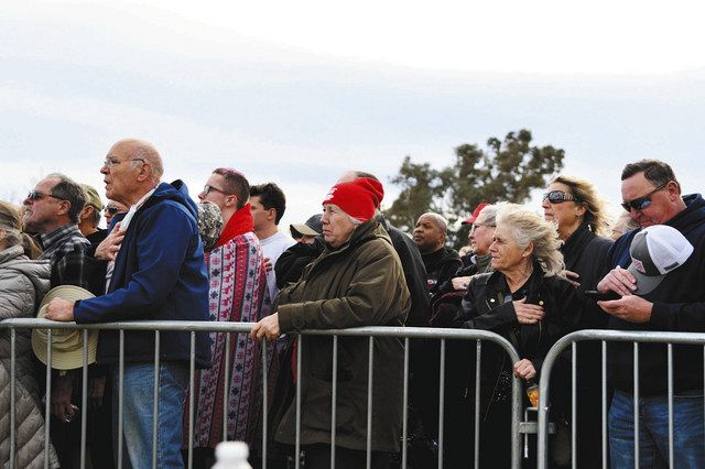 米西部アリゾナ州で、トランプ前大統領が呼び掛けた集会に集まった参加者。マスクをした人はほとんどいなかった＝吉田通夫撮影