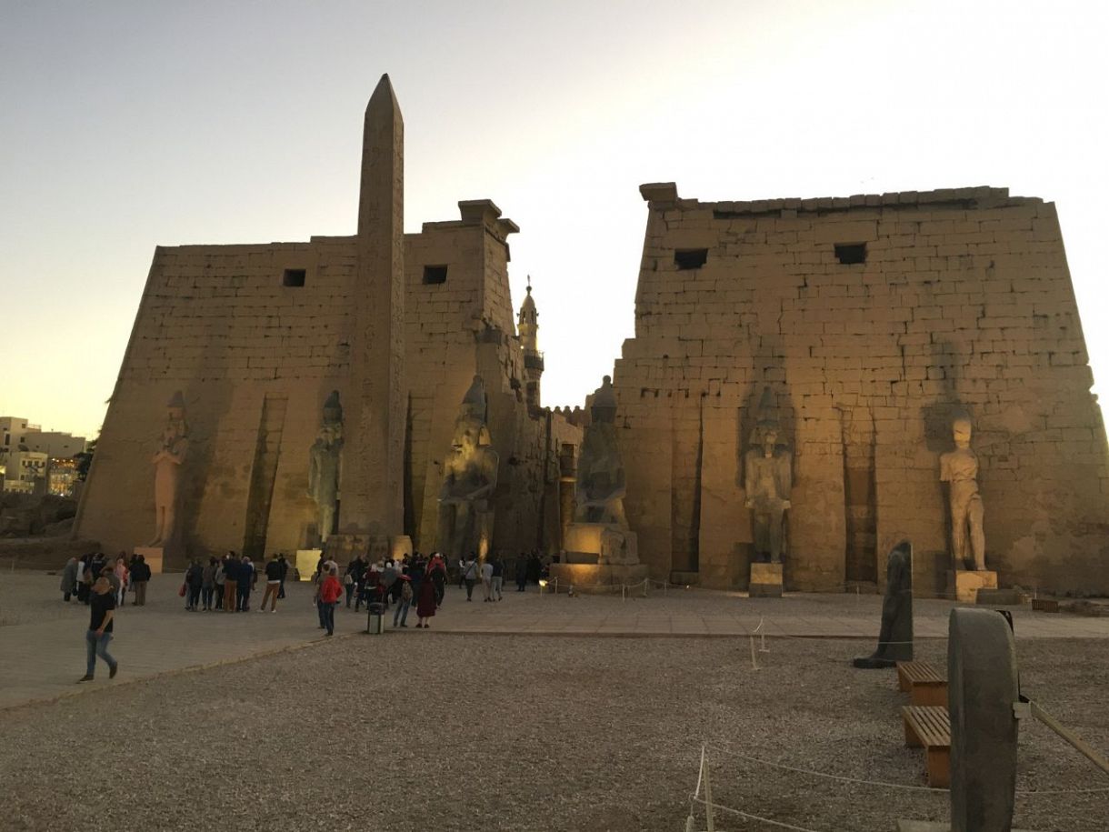 ２５日、エジプト中部ルクソールで、外国人観光客でにぎわうルクソール神殿＝蜘手美鶴撮影