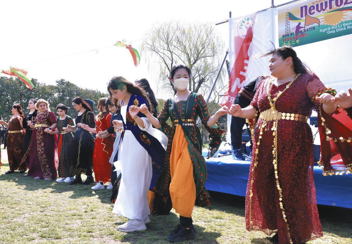 新年の祭り「ネウロズ」で、伝統音楽に合わせて踊る日本人参加者とクルドの人たち
