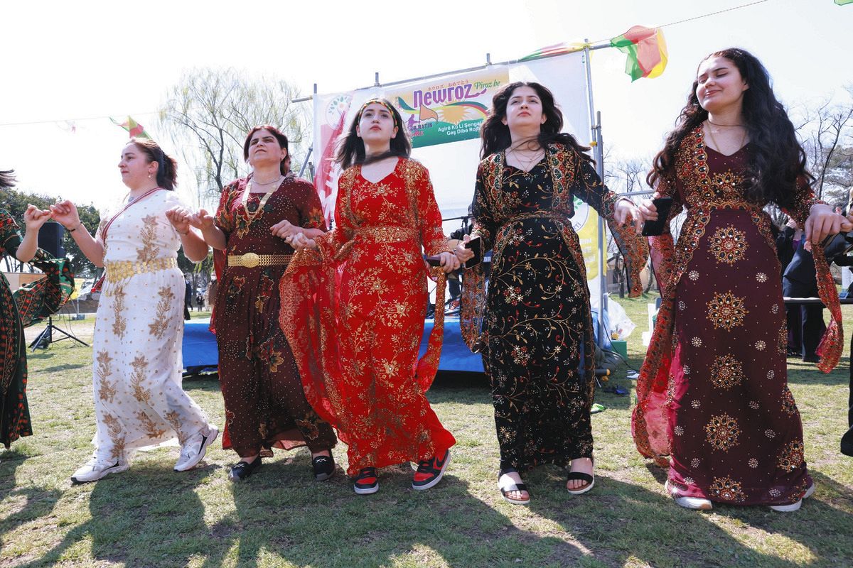 華やかな伝統衣装に身を包むクルド人女性たち＝20日、さいたま市桜区で