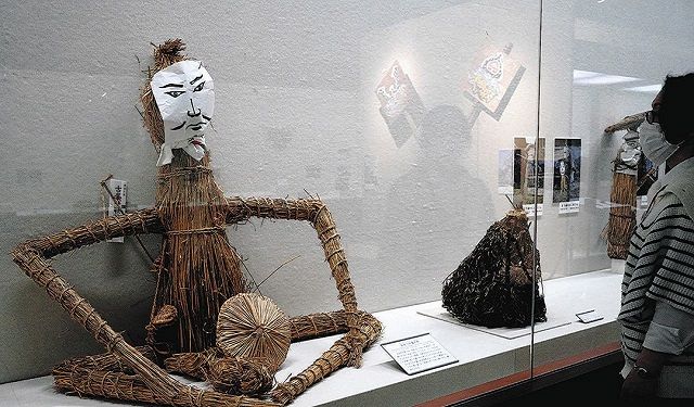 害虫などを追い出す「虫送り」のわら人形などを展示＝宇都宮市の県立博物館で