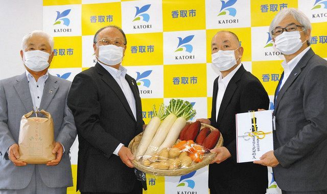 香取市産の米と野菜を寄贈する武田組合長（左から２人目）＝市役所で 