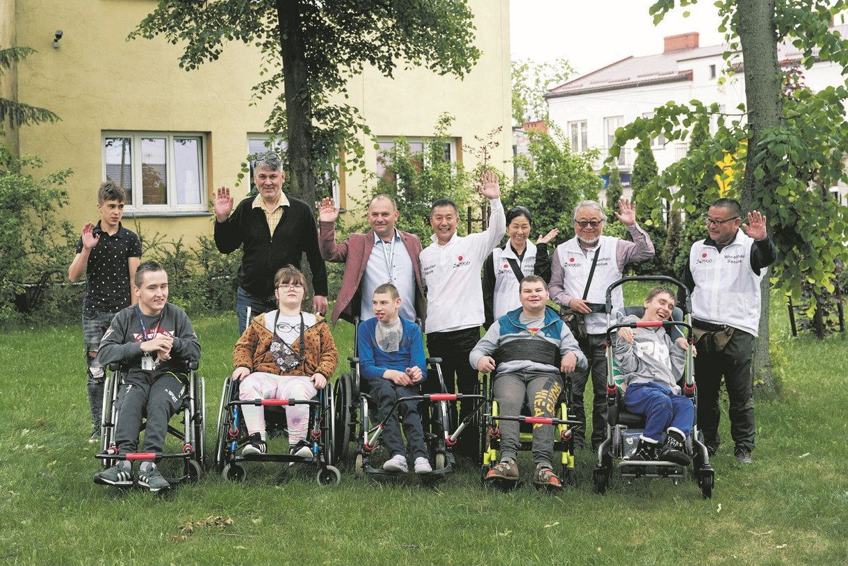 ﻿6月2日、ワルシャワ郊外の特別支援学校で、JINRIKIを体験して喜ぶウクライナ避難民の障害児ら＝花岡凌氏（m to Edit productions）提供
