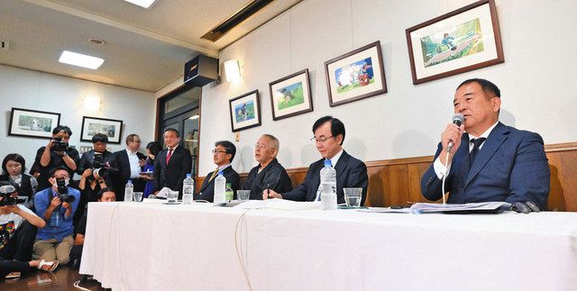 記者会見する（右から）スタジオジブリの福田博之新社長、日本テレビの杉山美邦会長、スタジオジブリの鈴木敏夫社長＝東京都小金井市
