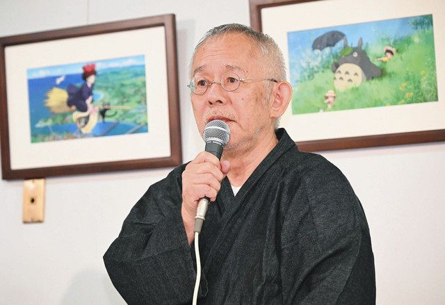 記者会見であいさつする鈴木敏夫社長