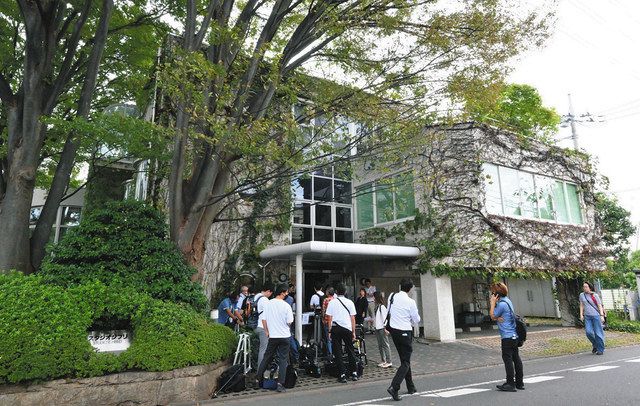 記者会見の開始を待つ報道陣が列を作ったスタジオジブリ第１スタジオ