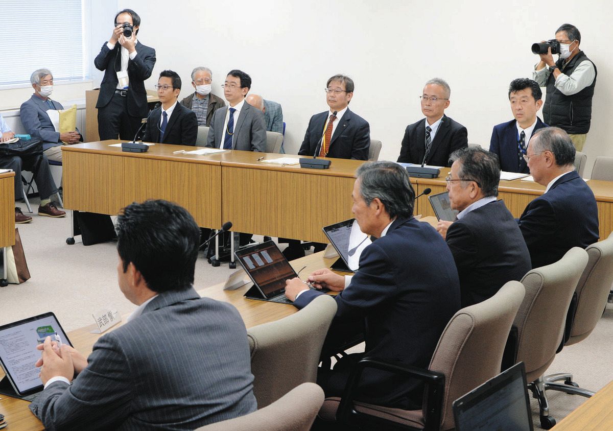 茨城県東海村議会の全員協議会に出席した日本原子力発電の担当者ら（奥のテーブル）