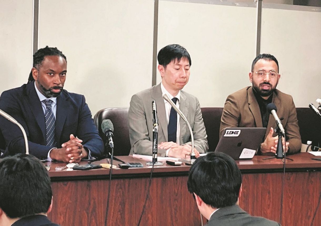 口頭弁論後に記者会見したゼインさん（右）とモーリスさん（左）