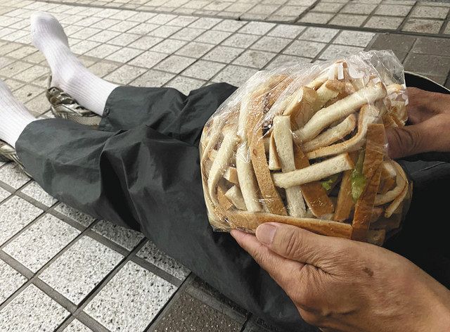 食費がなくなった男性が、パン店でもらったパンの耳＝都内で
