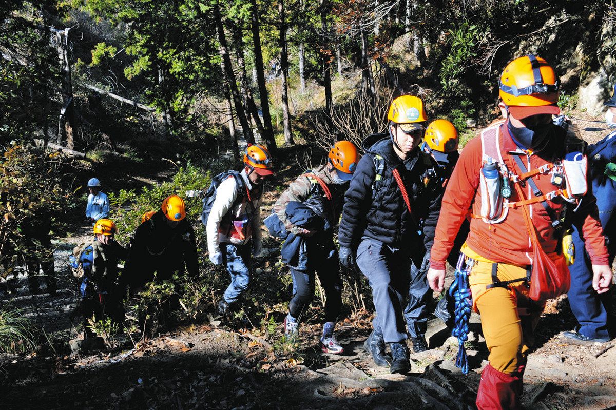 危険な場所を確認しながら鋸山を登る富津署の山岳レスキューチーム＝いずれも富津市で