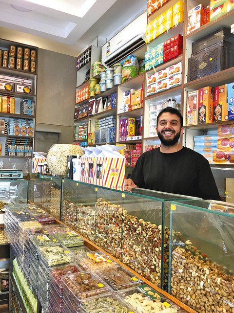 オマーンの首都マスカットで１１月中旬、２００種類以上のイラン製品が並ぶシャラファティさんの雑貨店