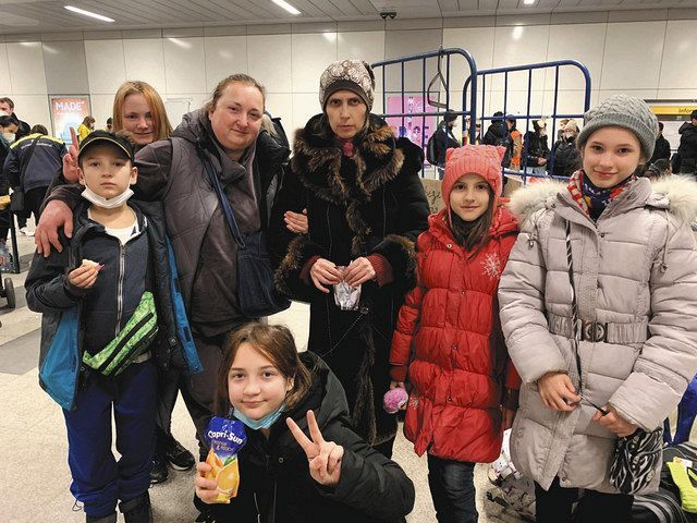 ベルリン中央駅で3月6日、母子で避難してきたホレイバさん（左から3人目）とユダさん（中）の家族