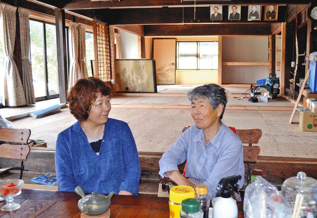 鈴木澄子さん（右）、京子さん母子。昨年の台風１９号で被災した＝いわき市で
