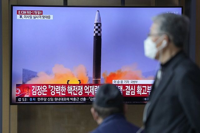北朝鮮のミサイル発射を伝えるニュースを眺める韓国の市民＝２０２２年３月（AP）
