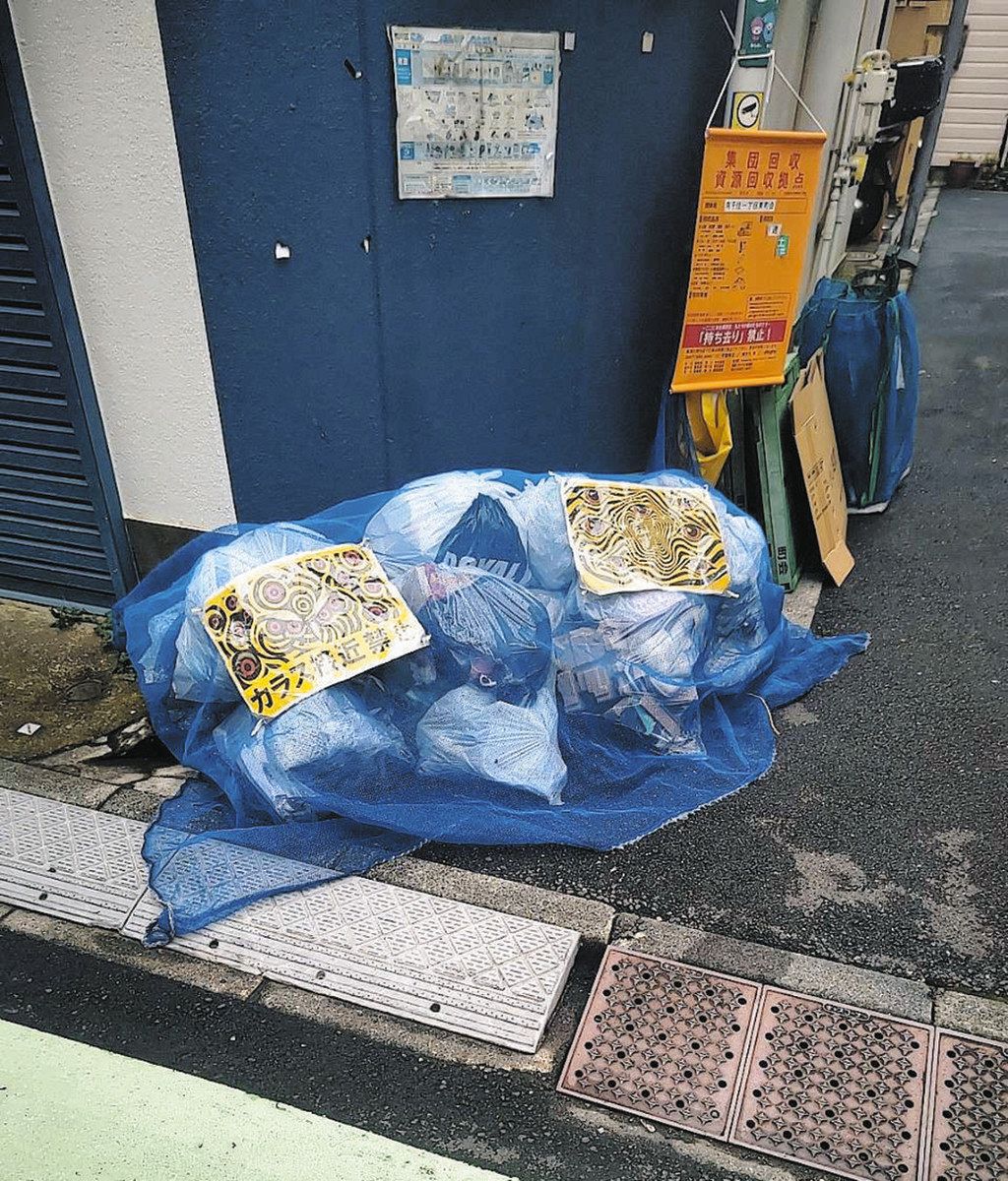 減らせる？ごみ捨て場のカラス 荒川区「カラス避け表示板」 目玉のよう