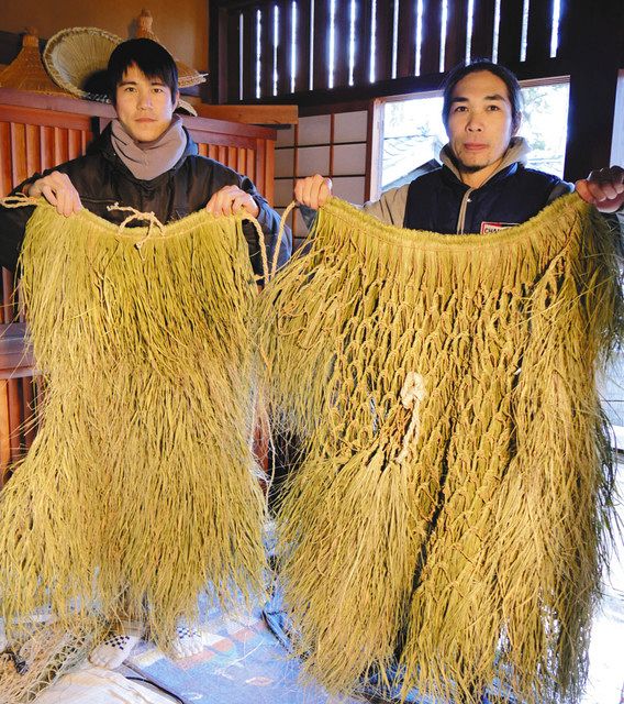 完成した蓑を持つ藤浪小道具の長谷川浩司さん（右）、稲垣涼さん＝２０１５年３月
