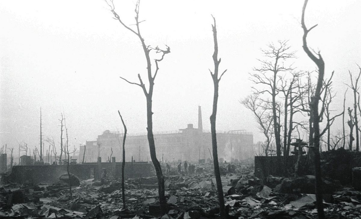 警視庁カメラマンが撮って書いて残した空襲 「いよいよ悲しい出来事が