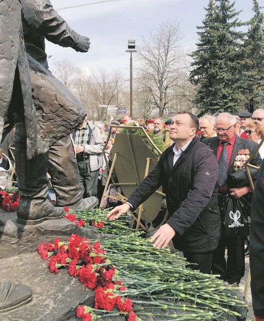 ﻿25日、モスクワの「勝利公園」で、チェルノブイリ事故の記念碑に献花する参列者
