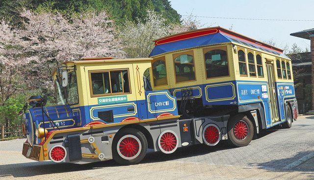 国内唯一のトレーラーバス、西東京バスの「青春号」。前方が運転席のあるけん引車、後部が客車＝いずれも日の出町で
