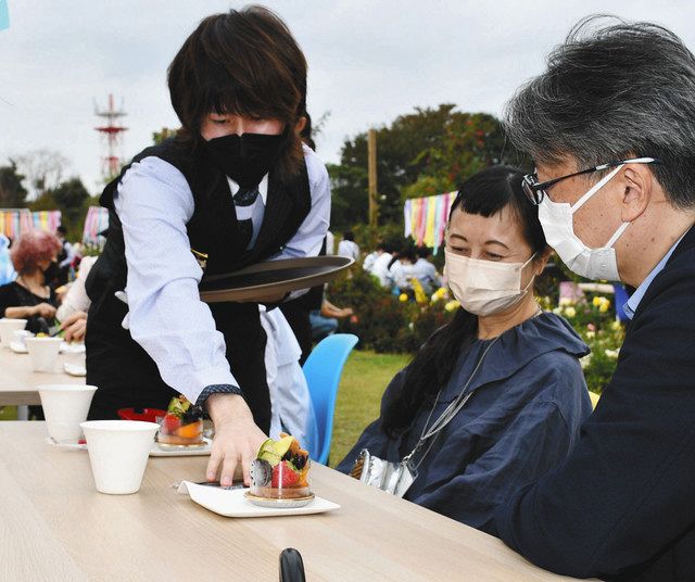 バラに囲まれ お茶会はいかが 八千代の京成バラ園 きょうから秋イベント 東京新聞 Tokyo Web