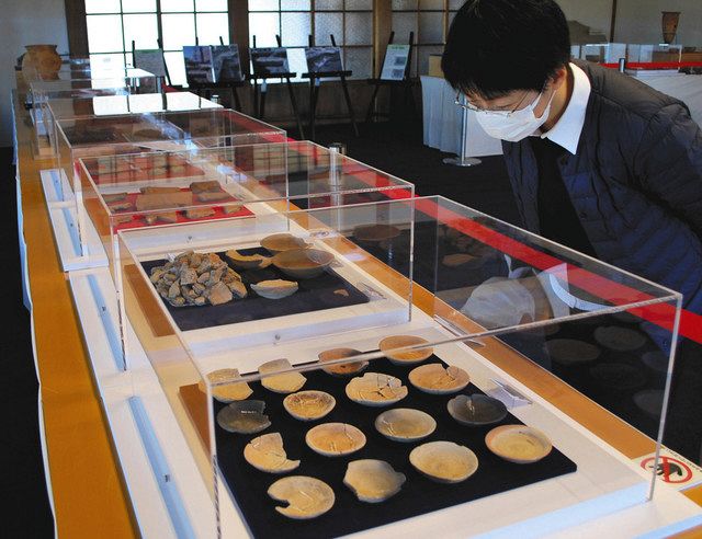 上野国府跡の推定地から出土した大量の小皿土器（手前）＝いずれも前橋市で
