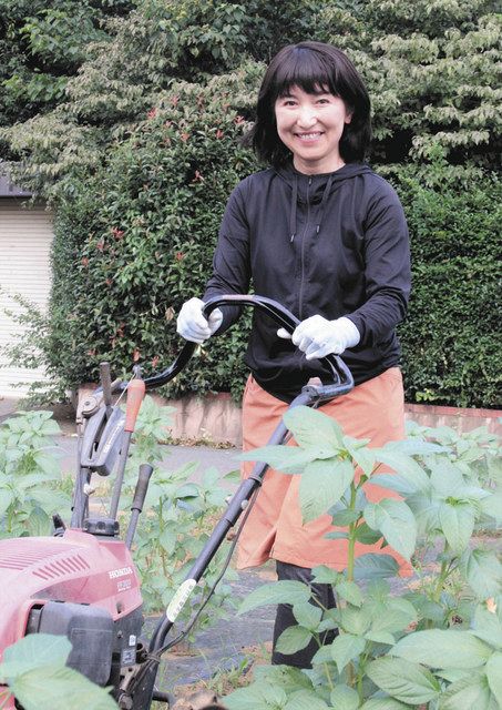 農作業中の丸山恵美子さん＝さいたま市見沼区の「オーガニック・ハーベスト丸山」で 