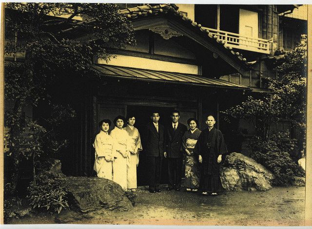 高松宮さま（右から４番目）が来館した時の記念写真（みんなの八鶴館提供） 