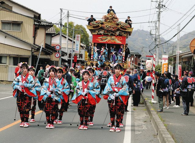 秩父点描＞小鹿野春まつり 軽快なリズムで華やか屋台曳行：東京新聞デジタル