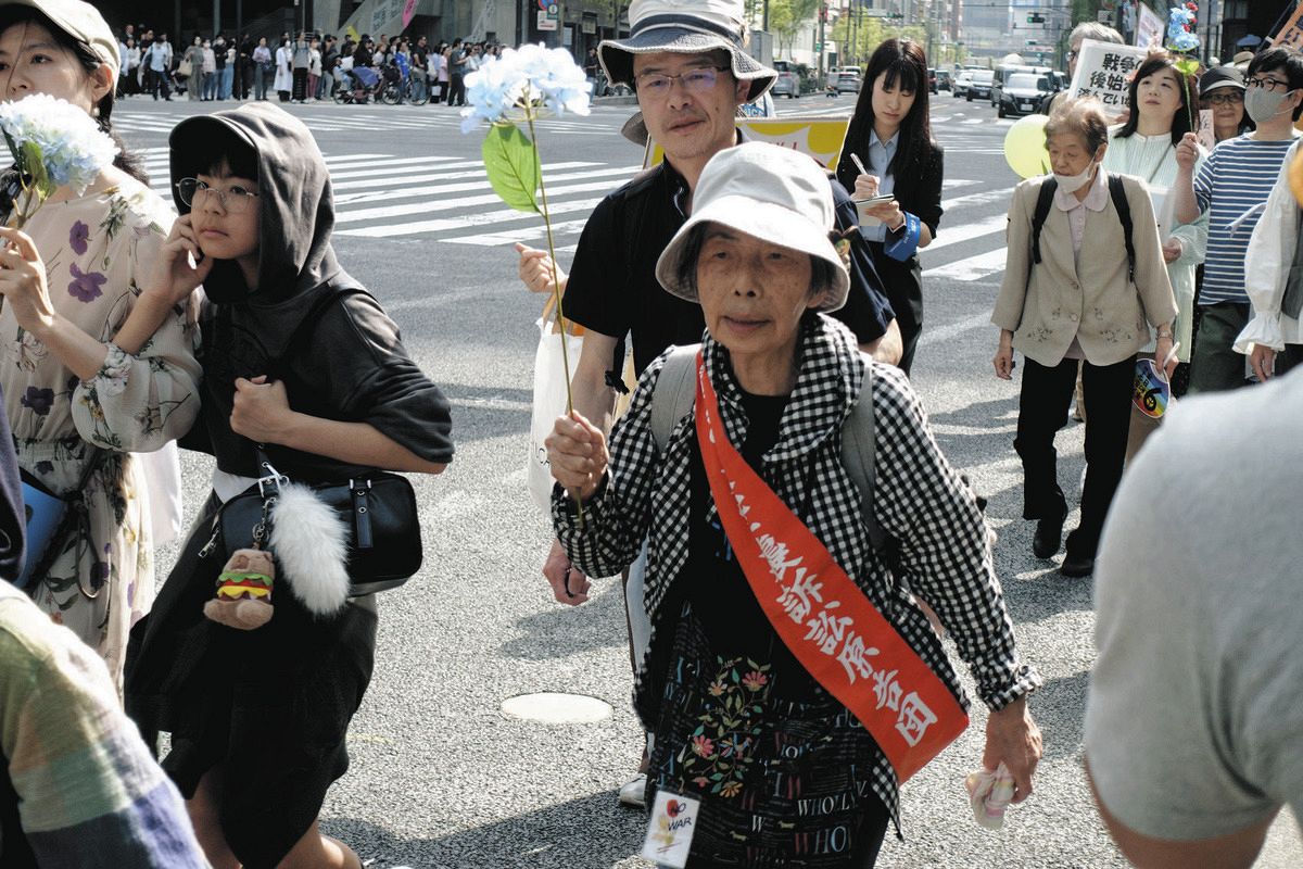 銀座をパレードする空襲被害者の河合節子さん＝東京都中央区で