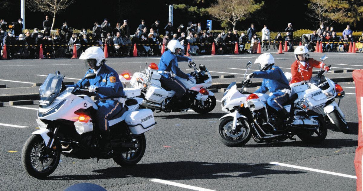 白バイ操縦、華麗な技術 ひたち海浜公園で茨城県警視閲式 機動隊員ら