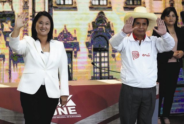 ペルー南部アレキパで５月３０日、大統領選討論会後に手を振るケイコ・フジモリ氏（左）とカスティジョ氏（左から２人目）＝ＡＰ