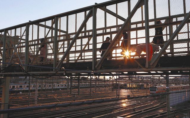 太宰も愛した跨線橋よグッド・バイ 三鷹の「撮り鉄」スポット JR東