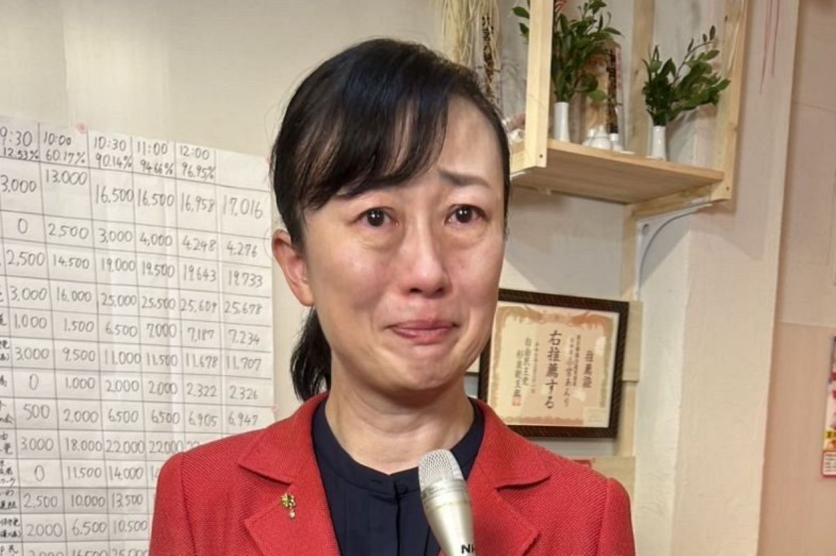 涙ながらに敗戦の弁を語る小宮安里さん＝6月23日未明、杉並区の事務所で
