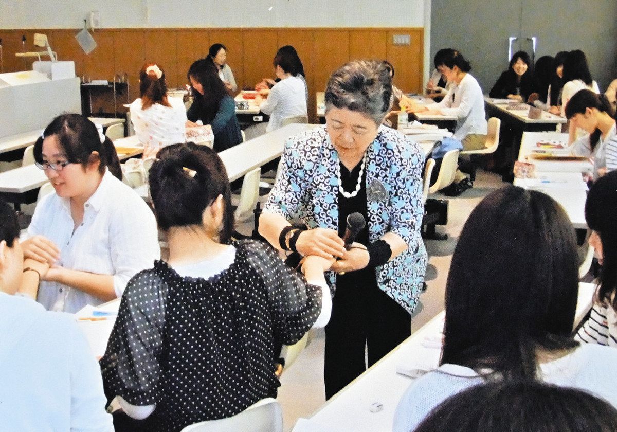 日本赤十字看護大学で教える川嶋みどりさん＝川嶋さん提供