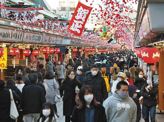 浅草・仲見世をマスク姿で歩く人たち。東京都の新型コロナウイルスの新規感染者数が１３００人を超えた