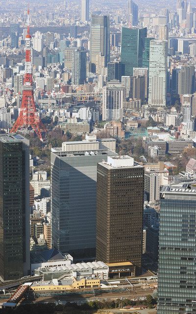 今夏にも取り壊しが始まる世界貿易センタービル（手前中央右）。最上階に展望台「シーサイド・トップ」がある。奥左は東京タワー＝東京都港区で