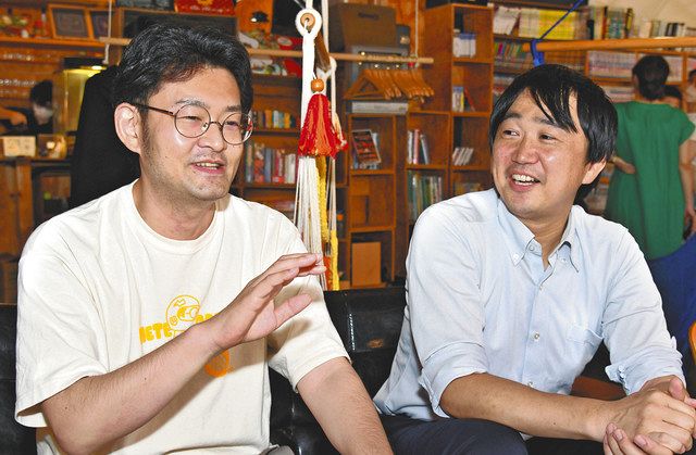 「月刊降りない駅」を発行する小坂タイチさん（左）と希戸塚一示さん＝三鷹市で
