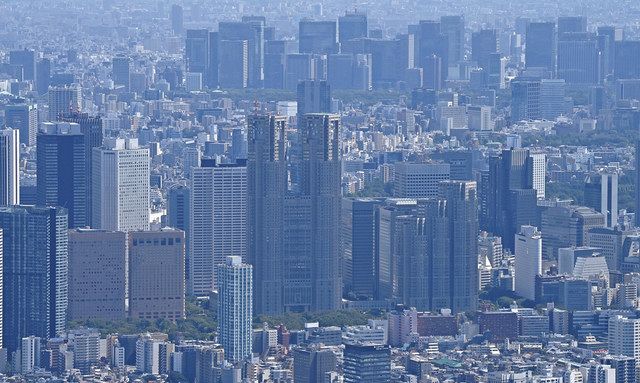 都庁（中）ほか新宿のビル群など。右奥は東京駅周辺のビル群