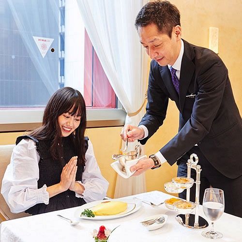 オムライスにかけるトマトソースは、テーブルでサーブしてくれます。