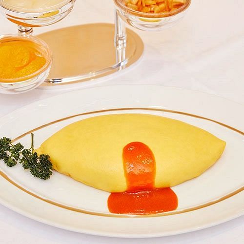 付け合わせも見事な、オムライス2,600円(+サービス料10%)。