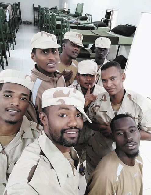今年１月にリビアに送り込まれ、戦闘員になりかけたアブデルイラー・モハメドさん（前列中央）ら。写真はＵＡＥで訓練時に撮影＝本人提供
