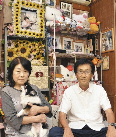 猪野詩織さんの写真などがある部屋で、思いを語る父憲一さん（右）と母京子さん＝８月、上尾市で